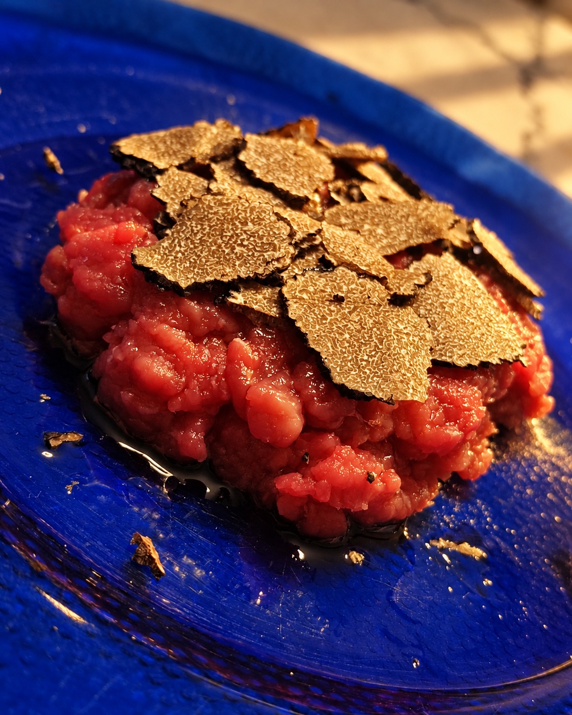 Piatto con tartufo fresco grattugiato
